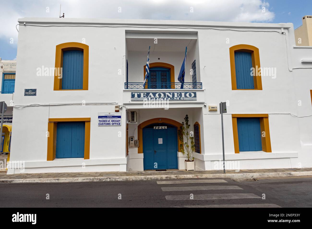Agios Nikolaos, Creta, Grecia - 18 ottobre 2020. Ufficio doganale nella città di Agios Nicholas, Grecia Foto Stock