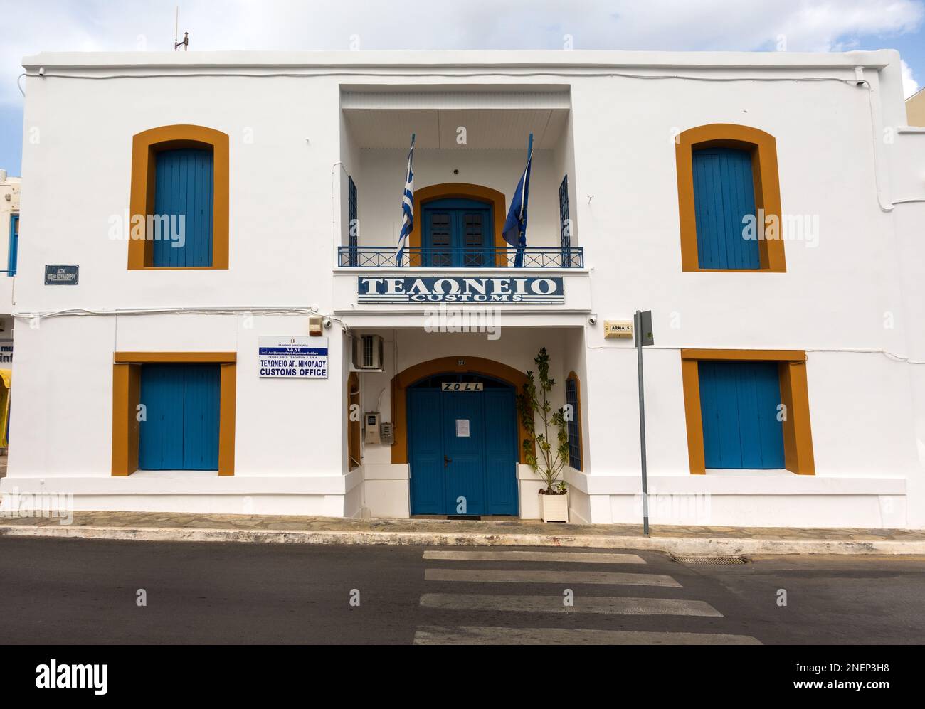 Agios Nikolaos, Creta, Grecia - 18 ottobre 2020. Ufficio doganale nella città di Agios Nicholas, Grecia Foto Stock