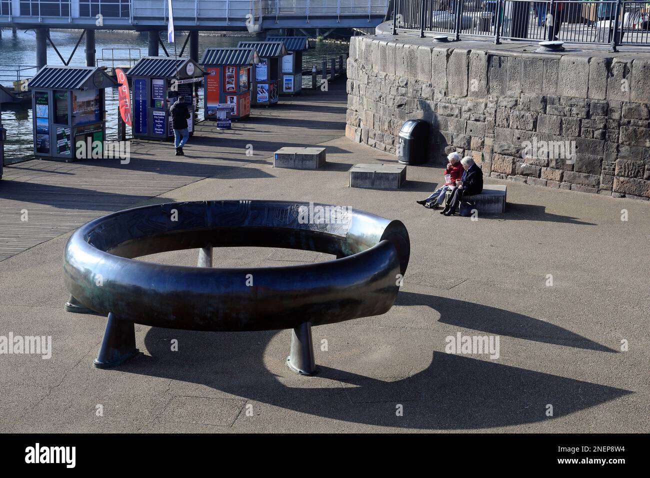 Installazione in bronzo - scultura - anello celtico - di Harvey Hood, 1993. Vicino ai pontoni di sbarco a Mermaid Quay, Cardiff. Febbraio 2023. Inverno. Foto Stock