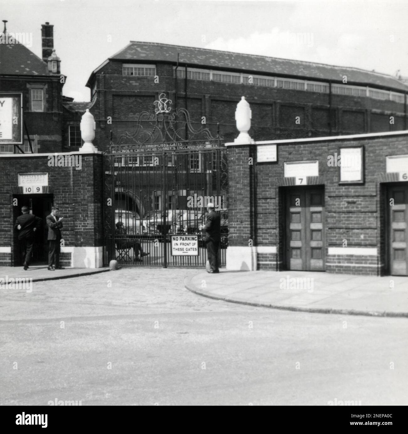 Londra, Inghilterra. Circa 1960. Una vista del ‘The Hobbs Gate’ presso l’Oval Cricket Ground a Kennington, Lambeth, Londra sud. La porta reca l'iscrizione, "in onore di un grande surrey & Inghilterra Cricketer" e prende il nome da Sir John Berry Hobbs (1882-1963). Conosciuto comunemente come Jack Hobbs, era un cricketer professionista inglese che ha giocato per Surrey fra 1905 e 1934 ed è comparso in 61 partite di prova per l'Inghilterra fra 1908 e 1930. L'Oval è un campo da cricket internazionale che è stato il luogo di residenza del Surrey County Cricket Club sin dalla sua apertura nel 1845. Foto Stock