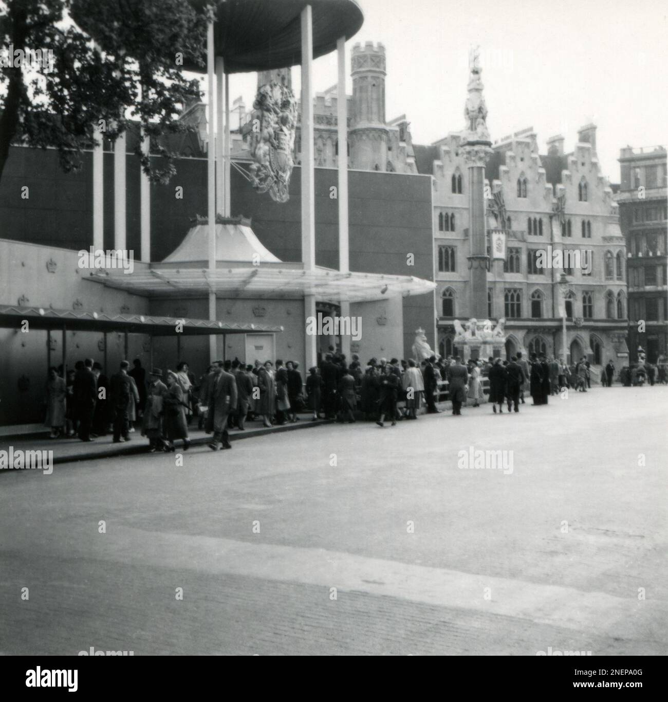 Londra, Inghilterra. 1953. Una veduta di una struttura temporanea di annesso eretta fuori dall'ingresso occidentale dell'Abbazia di Westminster per l'incoronazione della regina Elisabetta II, che ebbe luogo il 2 giugno 1953. Progettato da Eric Bedford, è stato indicato come la "sala di arrivo e di robing", il suo scopo è facilitare l'organizzazione della processione prima del servizio di incoronazione. Accanto all'annesso si trovano la colonna Westminster Scholars War Memorial e l'edificio del Sanctuary. Foto Stock