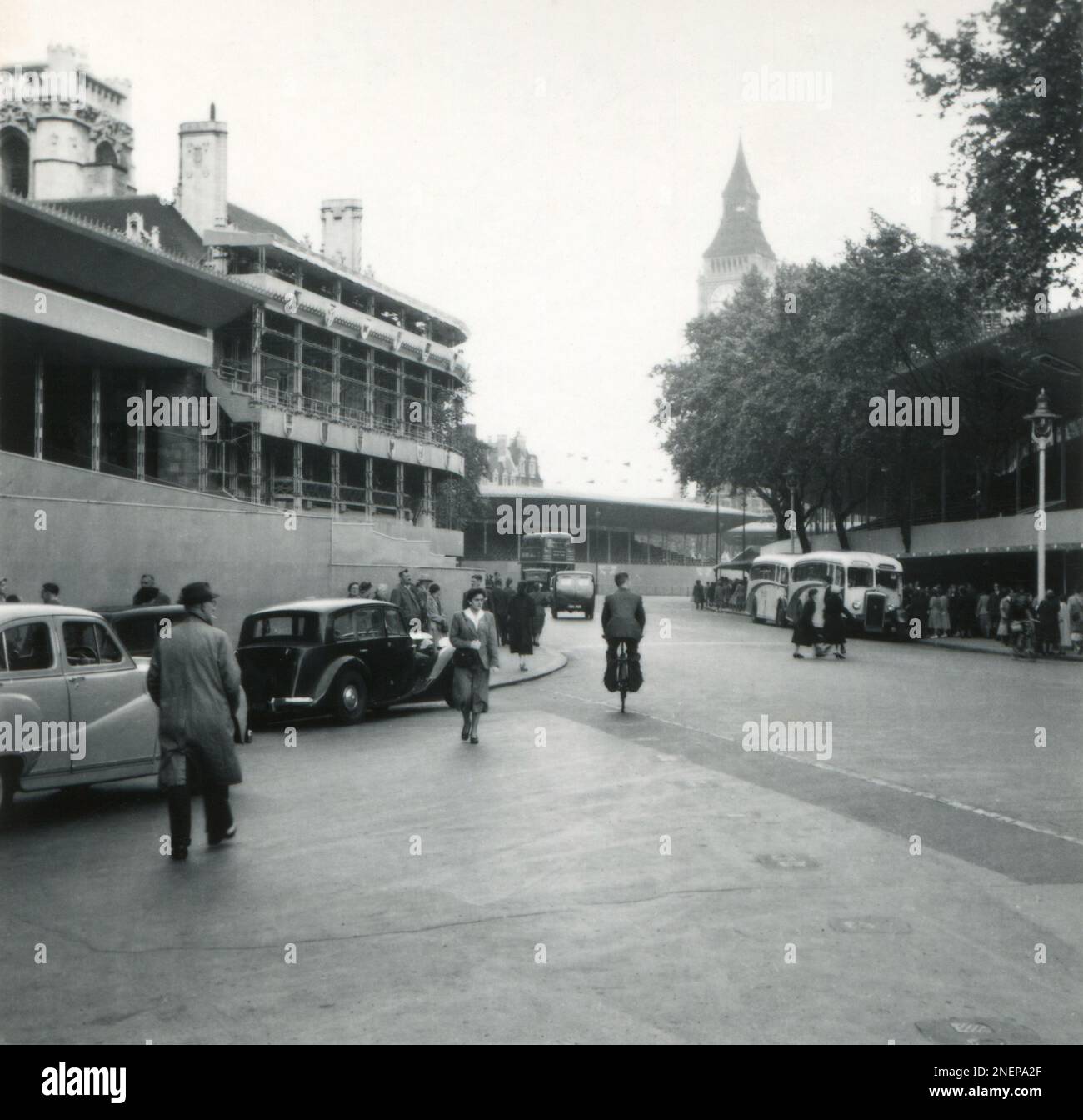 Londra, Inghilterra. 1953. Vista dall'ampio Santuario delle tribune temporanee erette al di fuori del Palazzo della Corte Suprema e dell'Abbazia di Westminster, specialmente per l'incoronazione della Regina Elisabetta II, avvenuta il 2nd giugno 1953. Visibile in lontananza è il Grande Orologio di Westminster, più comunemente noto come Big ben. Foto Stock