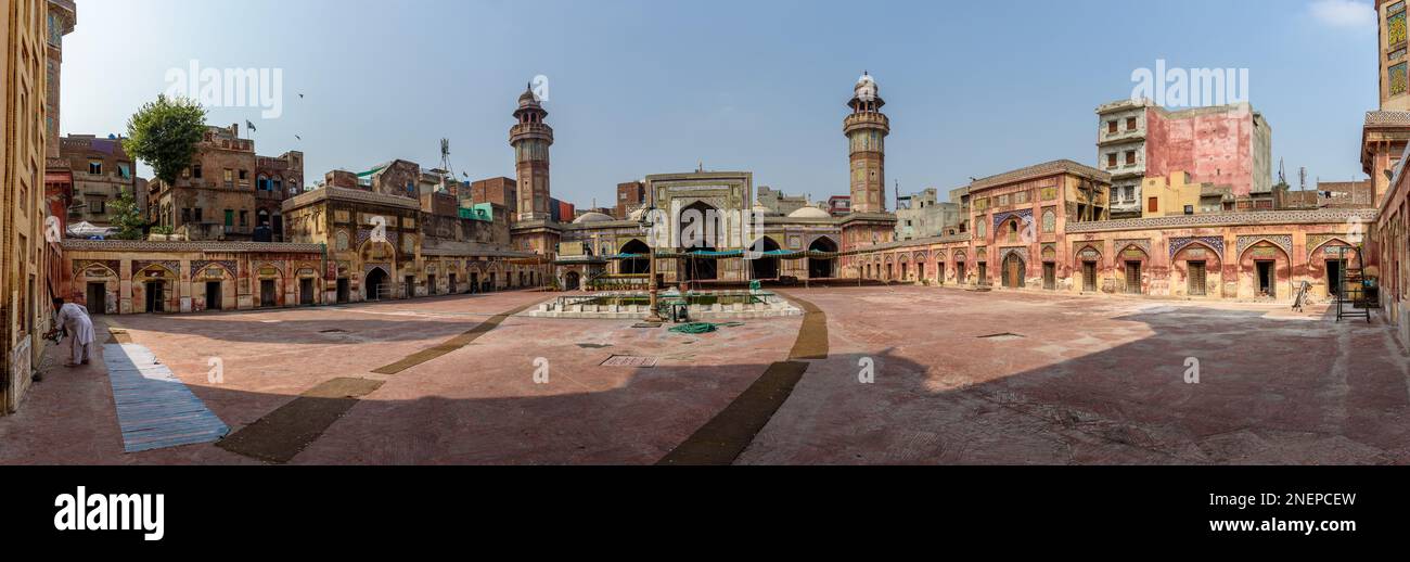 LAHORE, PAKISTAN-SEP 24,2016-grandangolo vista della Moschea di Wazir Khan Lahore, Pakistan Foto Stock