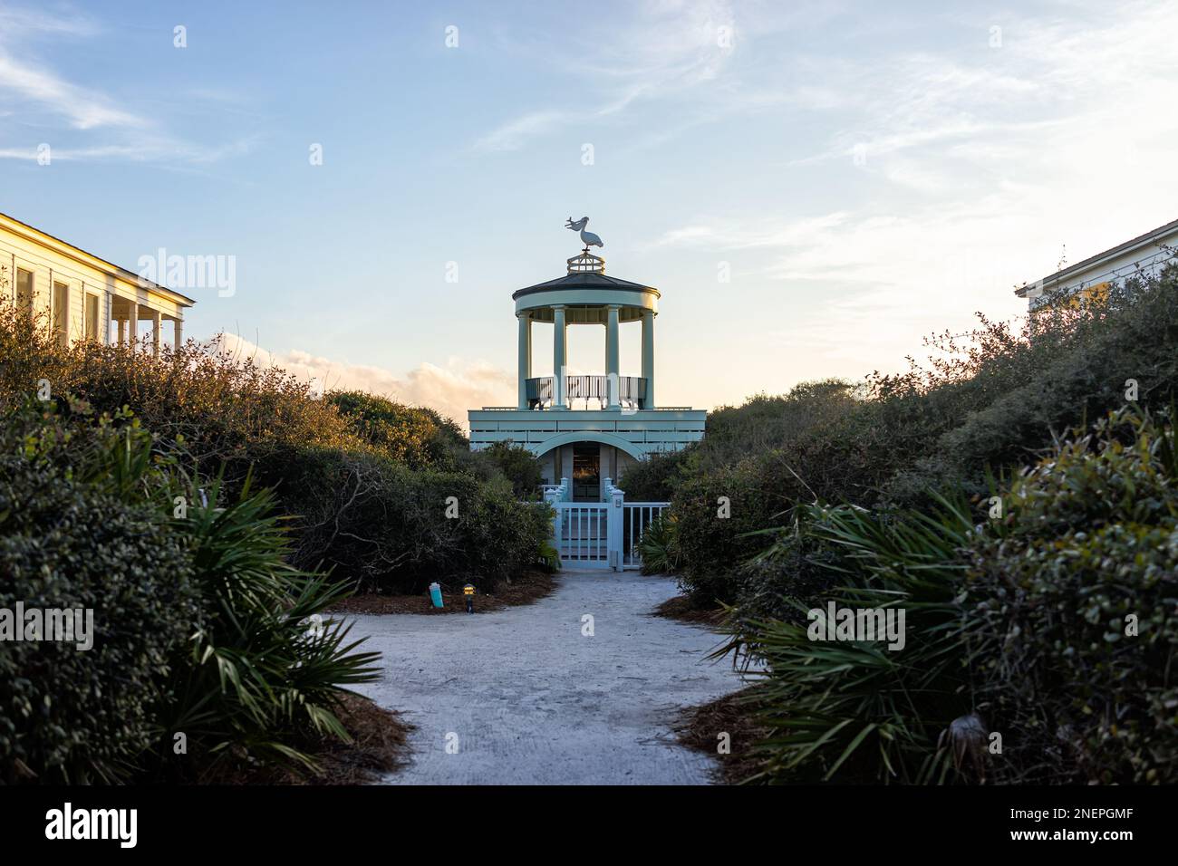 Seaside, padiglione in legno pastello della Florida sulla spiaggia dell'oceano con gazebo verde vintage in architettura Florida uccello pellicano al tramonto Foto Stock