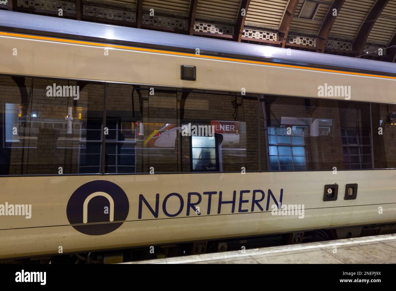Treni Northern e LNER alla stazione di York durante uno sciopero RMT, entrambi gli operatori sono stati nazionalizzati dal governo Foto Stock