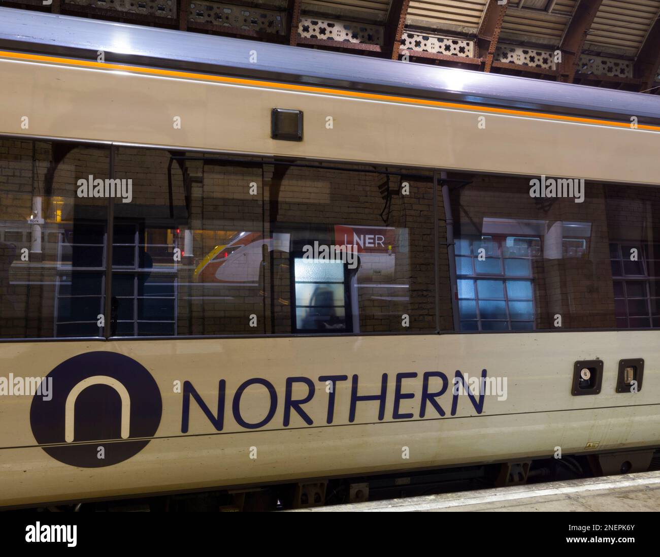 Treni Northern e LNER alla stazione di York durante uno sciopero RMT, entrambi gli operatori sono stati nazionalizzati dal governo Foto Stock
