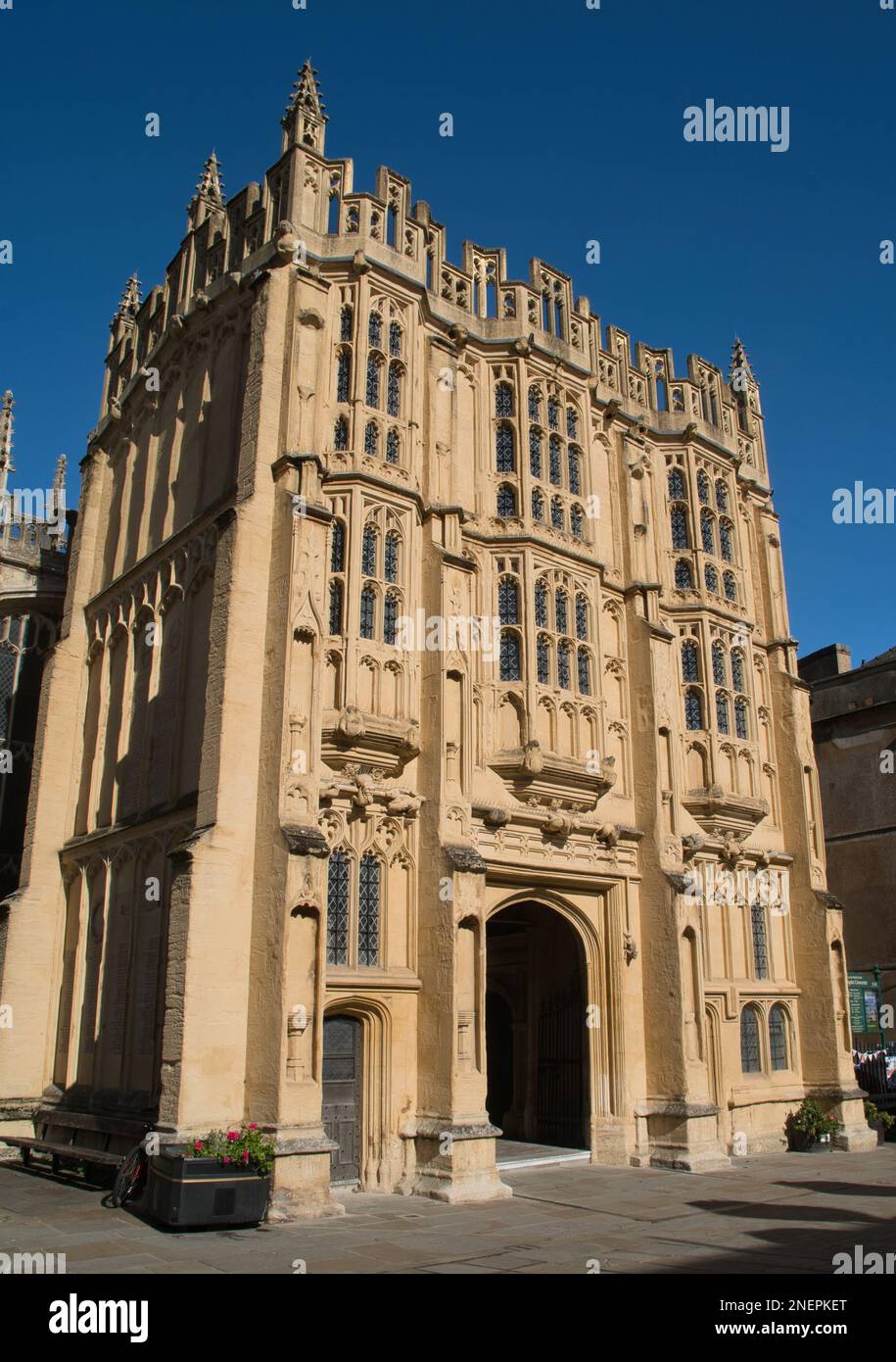 Il portico sud del 1500 circa della chiesa parrocchiale di San Giovanni Battista, Cirencester, Gloucestershire Foto Stock