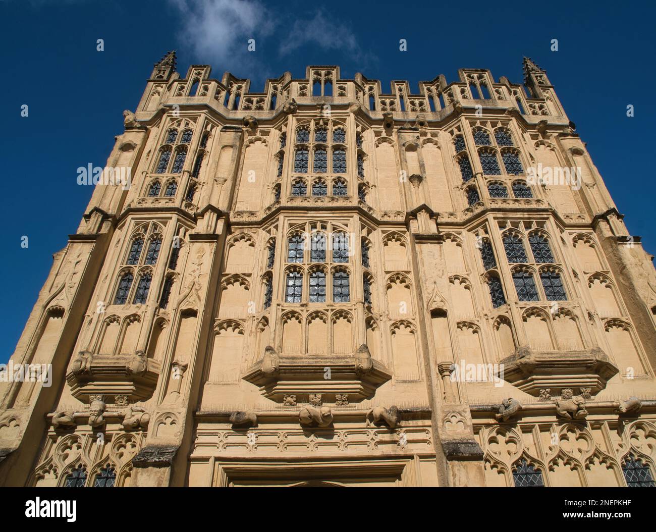 Il portico sud del 1500 circa della chiesa parrocchiale di San Giovanni Battista, Cirencester, Gloucestershire Foto Stock