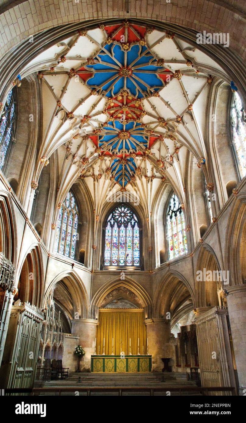 Altare maggiore, archi, vetrate e soffitto in Tewkesbury Abbey (la chiesa abbaziale di St.Mary the Virgin), Tewkesbury, Gloucestershire Foto Stock