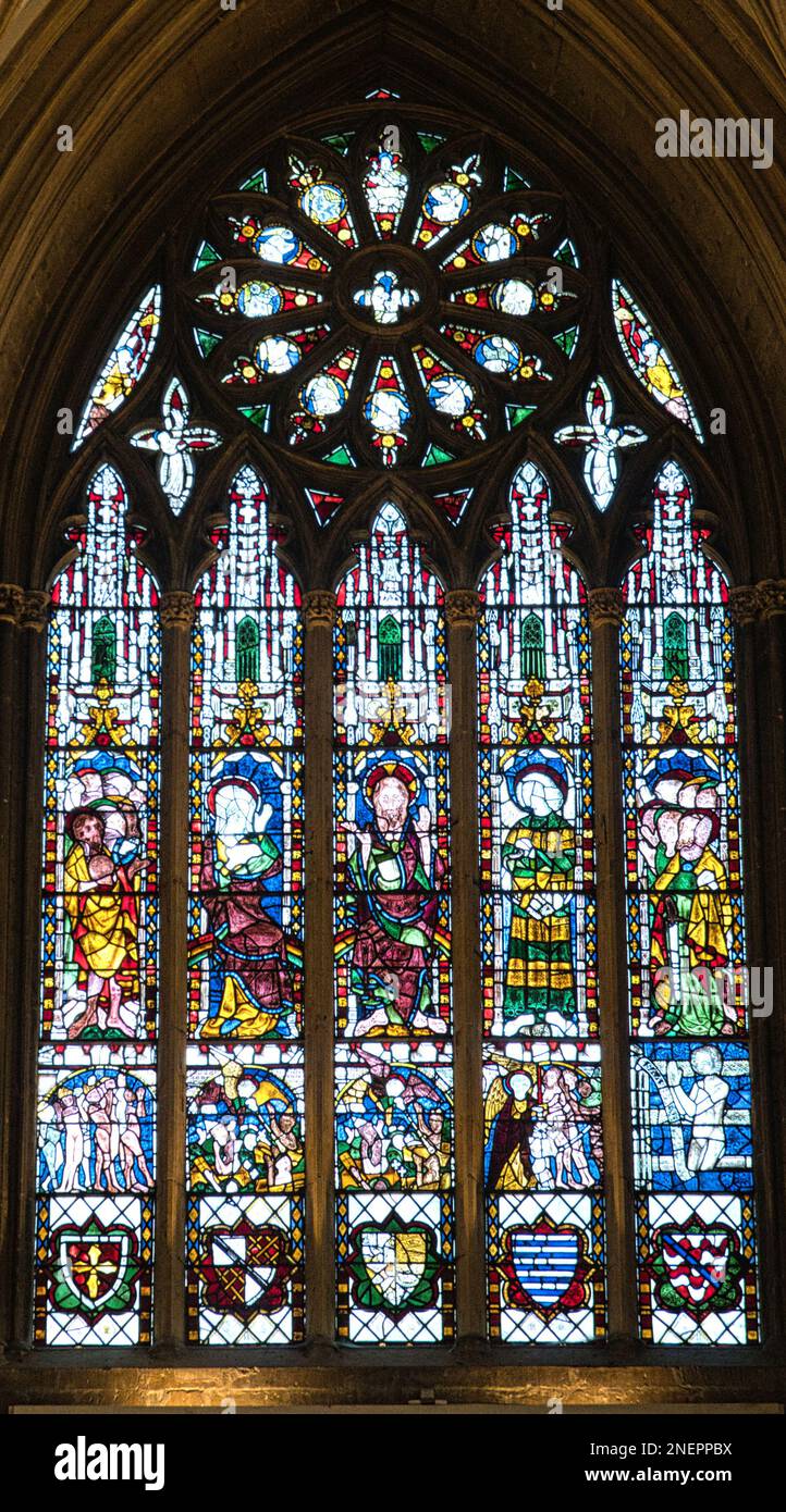 Vetrata a Tewkesbury Abbey (la chiesa abbaziale di St.Mary the Virgin), Tewkesbury, Gloucestershire Foto Stock