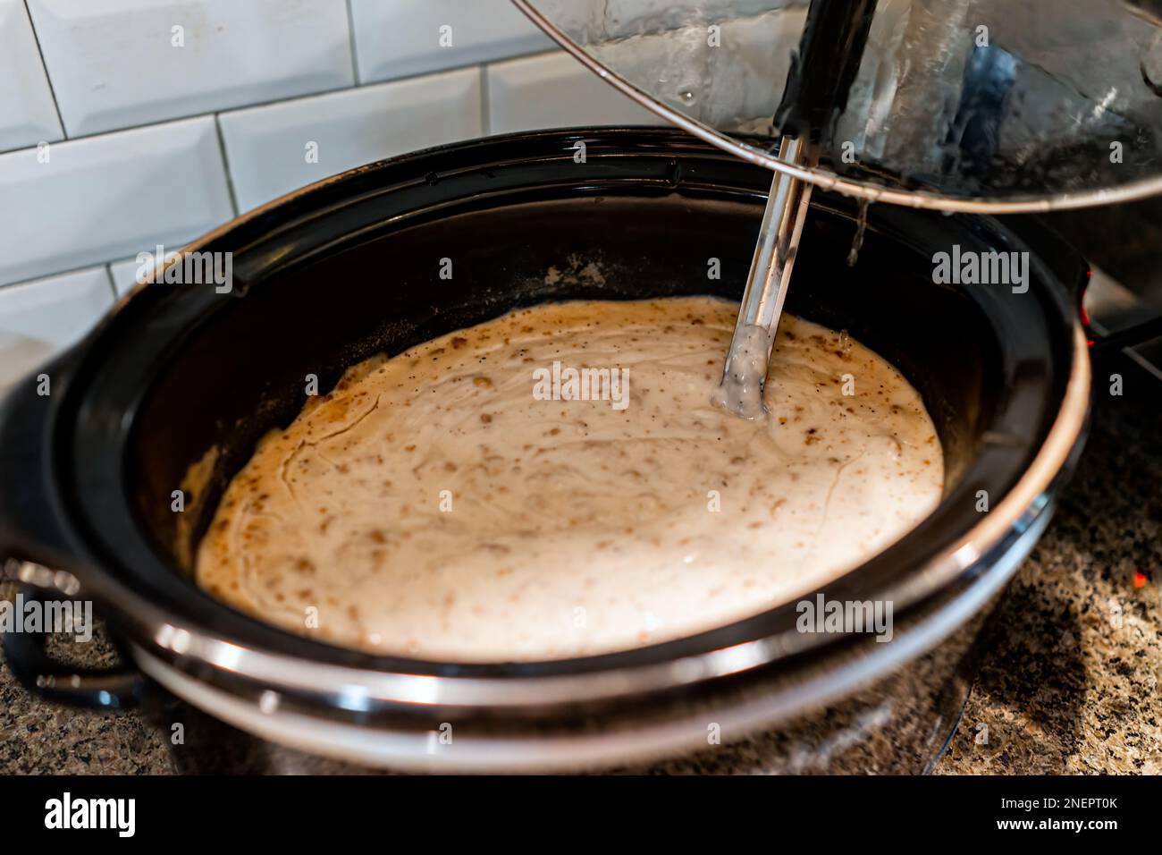 Cucina con sugo di salsiccia cotto a fuoco lento e piatti caldi preparati al mestolo serviti ogni mattina nell'hotel. Colazione continentale gratuita per biscotti nel ristorante della mensa per banchetti Foto Stock