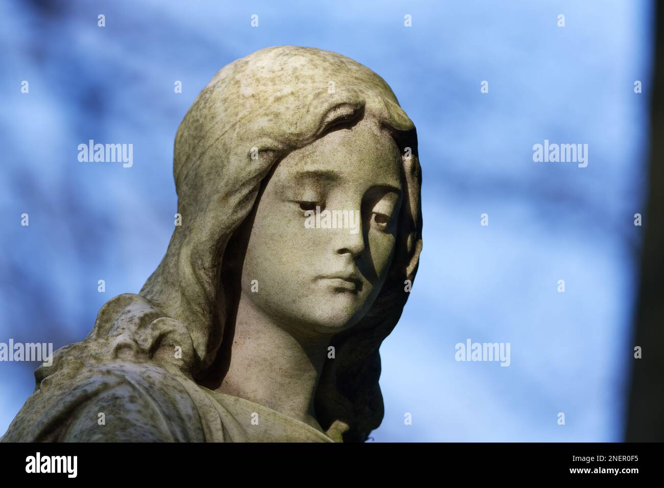 bella statua di una giovane donna con triste sguardo al suolo su un cimitero Foto Stock