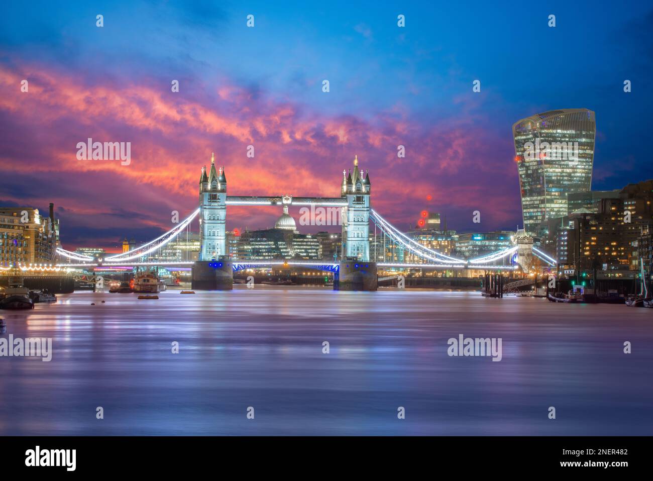 Lo skyline di Londra dopo il tramonto: Tower Bridge e il Tamigi Foto Stock