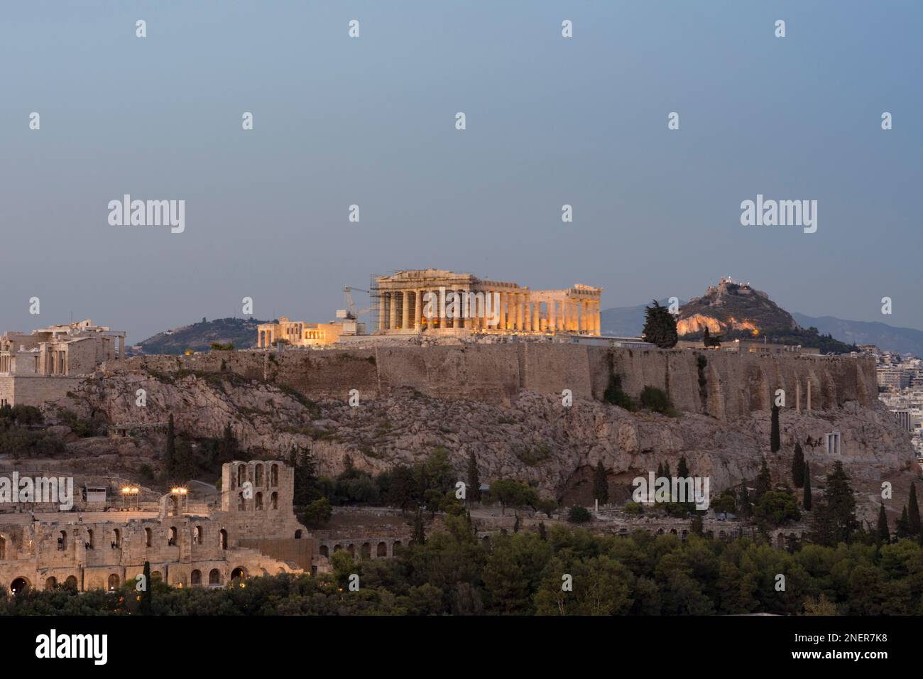 Vista dell'Acropoli di Atene dal Colle di Filopappo al calar della notte Foto Stock