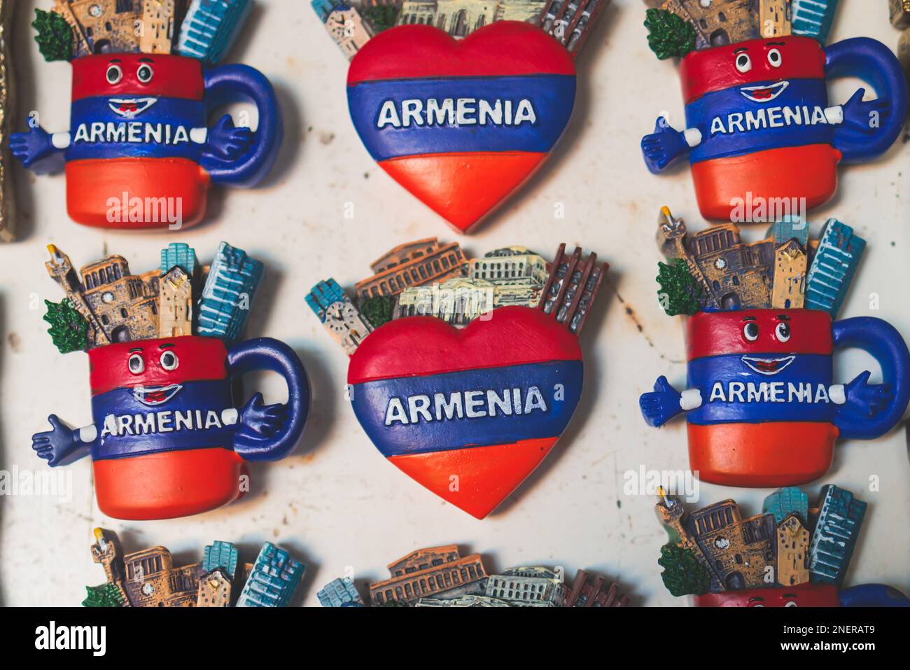 Vista dei tradizionali souvenir turistici, regali e regali dall'Armenia, magneti frigoriferi con testo 'Armenia' e portachiavi portachiavi, stoviglie, giocattoli in l Foto Stock