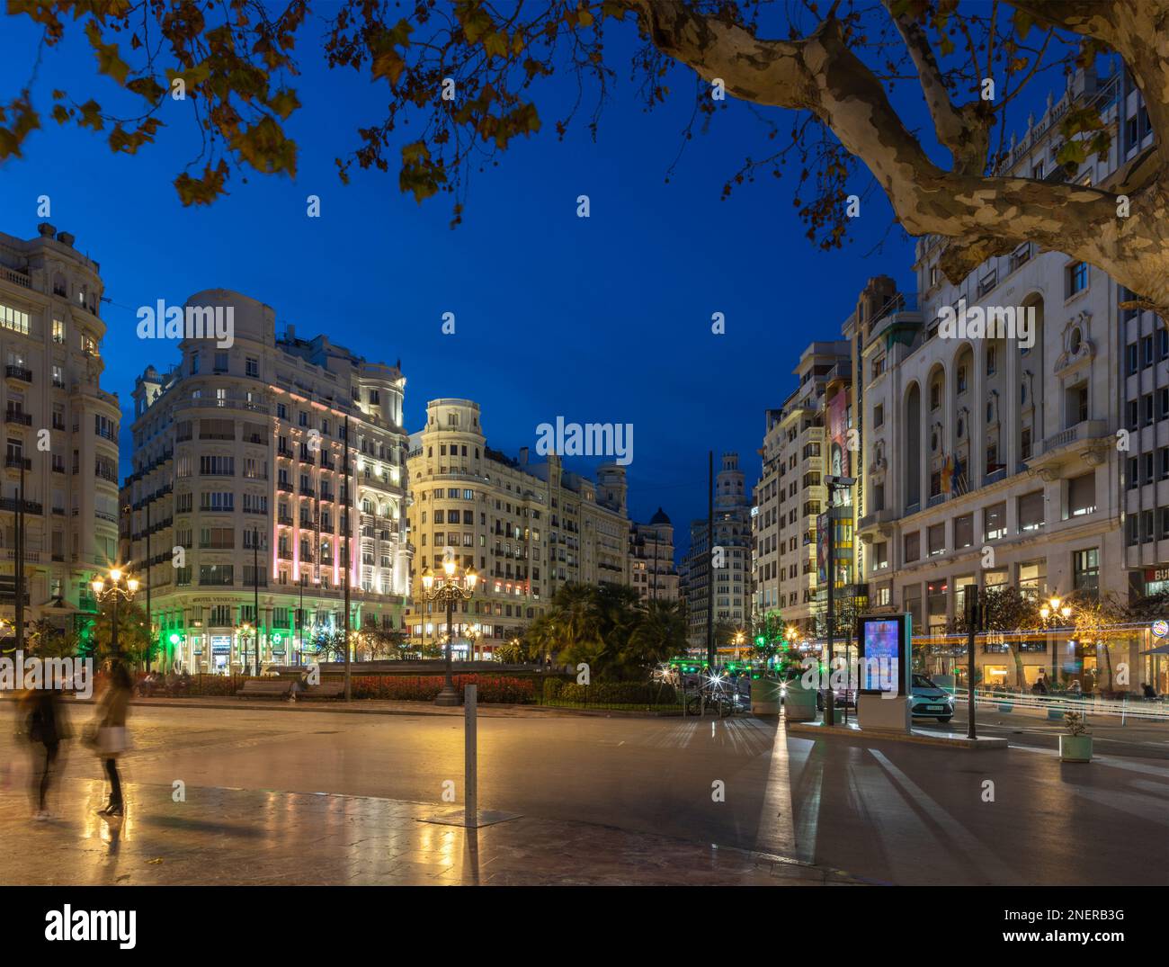 VALENCIA, SPAGNA - 16 FEBBRAIO 2022: Piazza Ayuntamiento al crepuscolo. Foto Stock