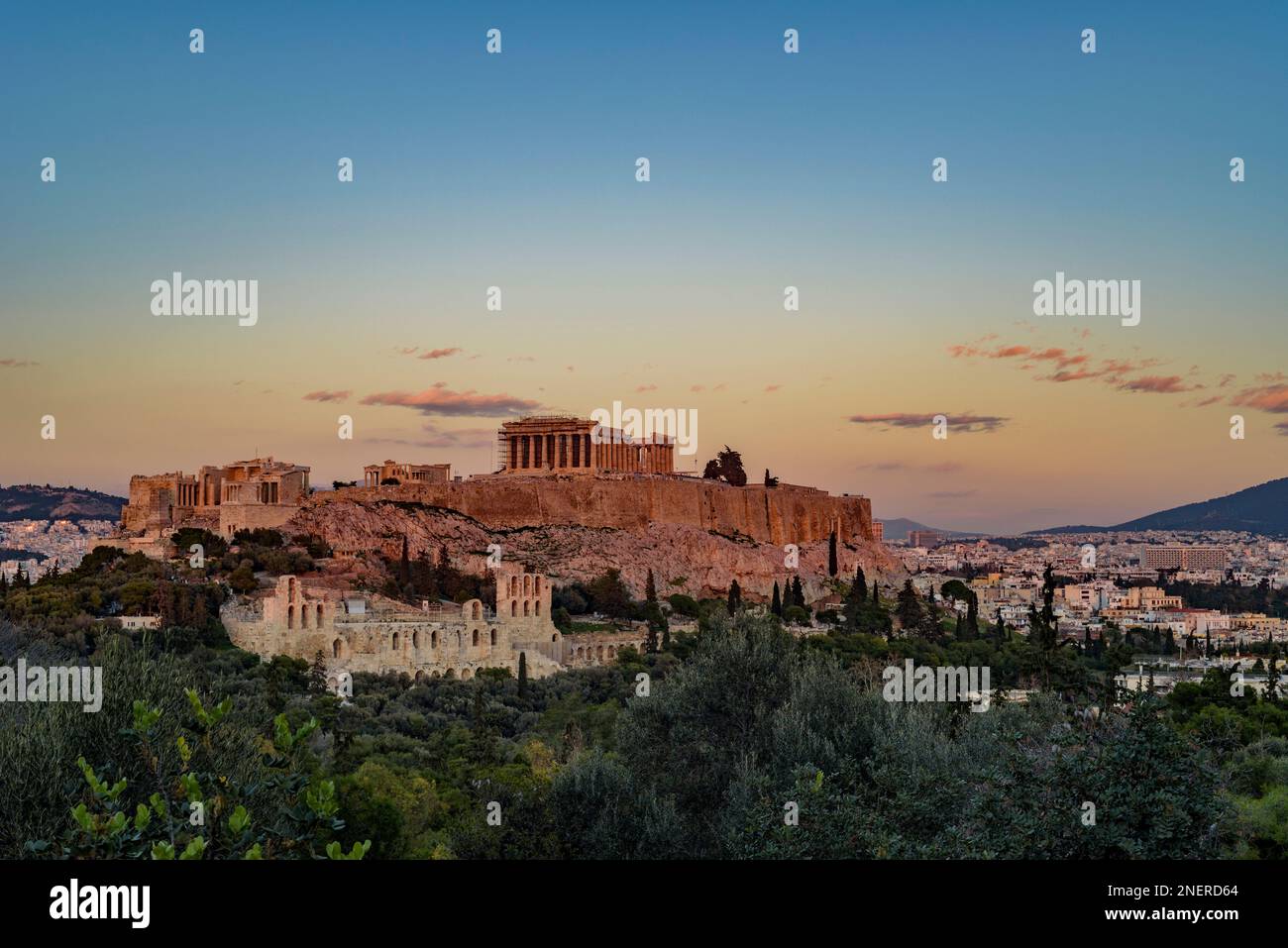 Vista dell'Acropoli di Atene dal Colle Filopappo al tramonto Foto Stock