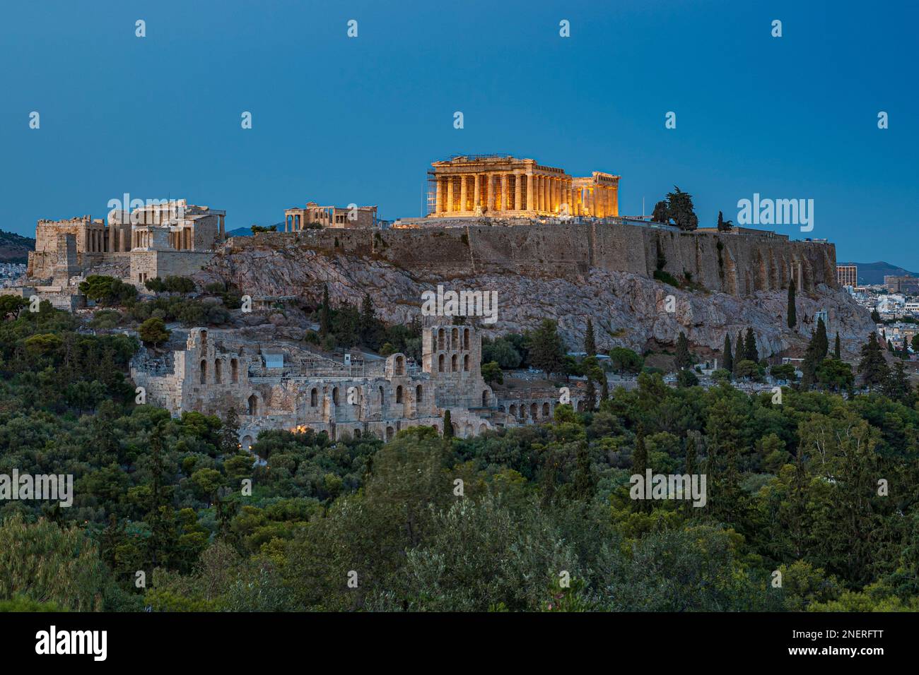 Vista dell'Acropoli di Atene dal Colle di Filopappo al calar della notte Foto Stock