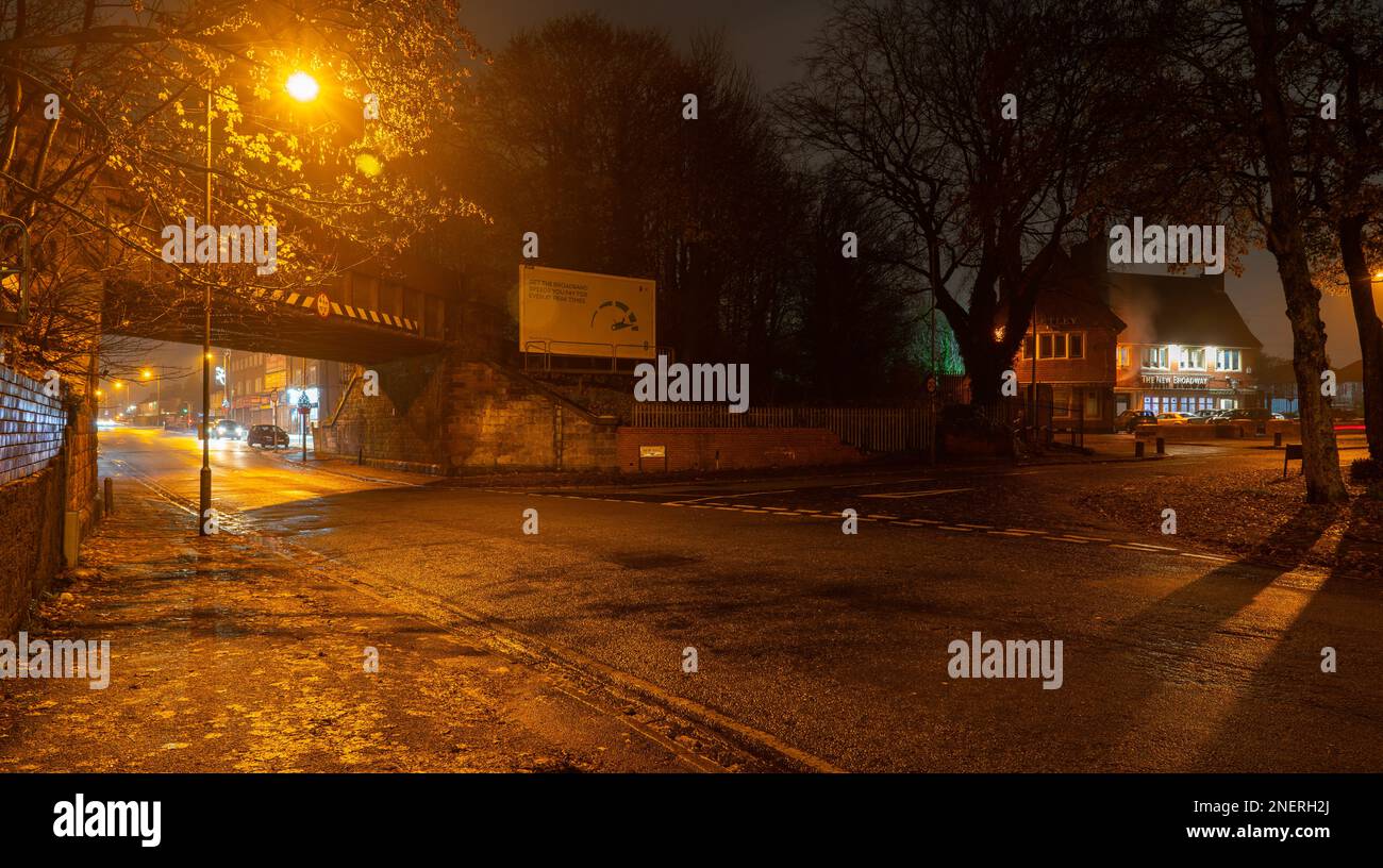 The New Broadway Pub, New Hall Lane, Norris Green, Liverpool 11. Anche il Ponte ferroviario su Broad Lane. Nella foto di dicembre 2022. Foto Stock