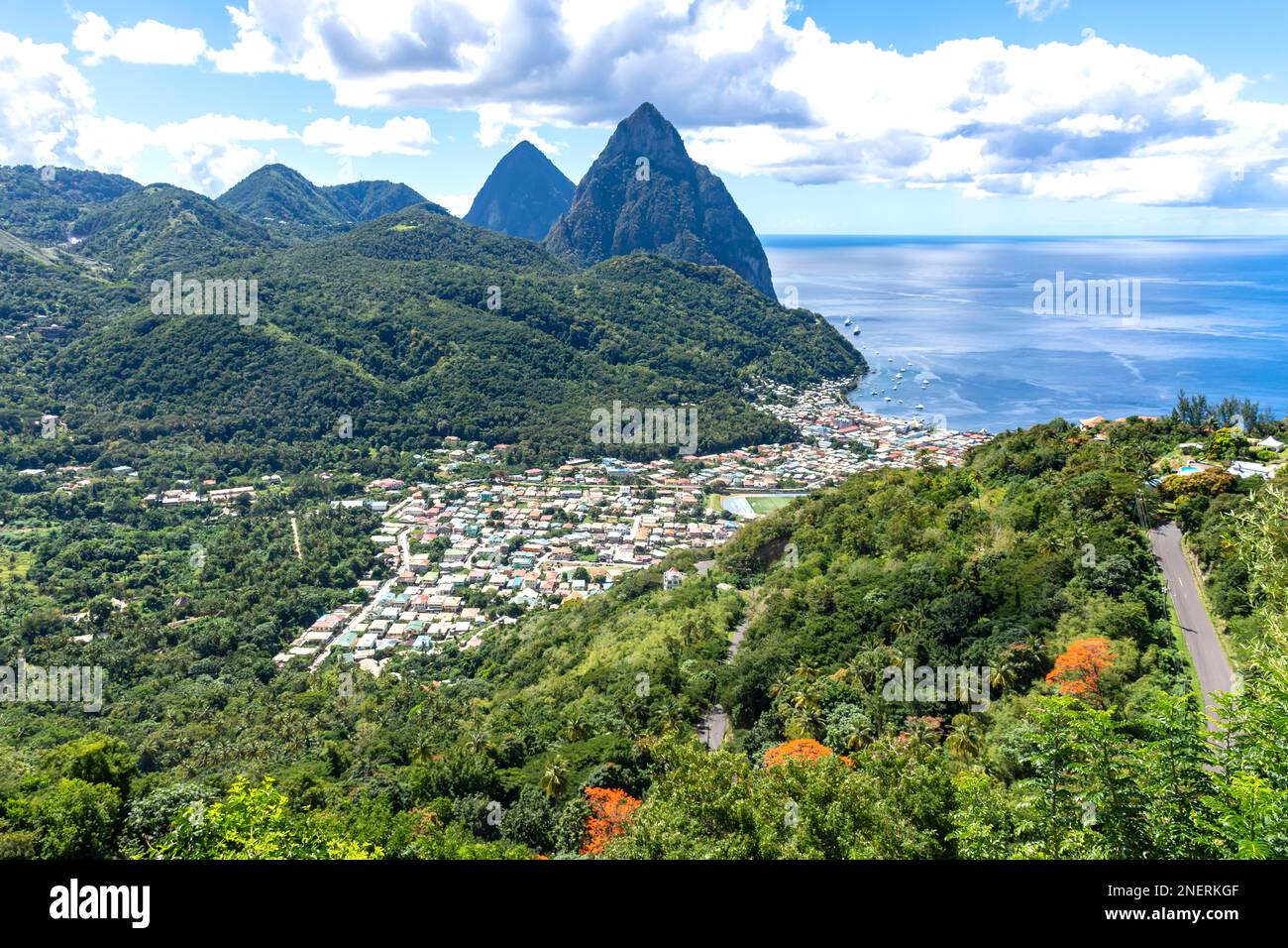 Vista dei Pitons e della città di Soufrière, Mirador Piton Santa Lucia, Palmiste Road, Soufrière District, Santa Lucia, piccole Antille, Caraibi Foto Stock