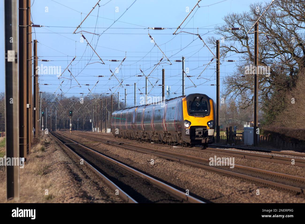 Arriva Crosscountry treni classe 221 diesel voyager treno 221141 + classe 220 220012 sulla linea principale elettrificata della costa orientale a Thirsk Foto Stock