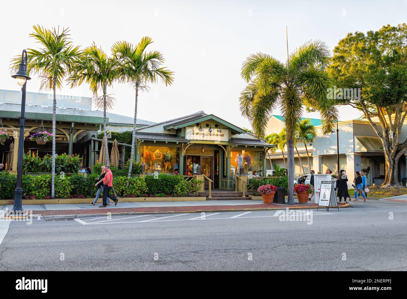 Napoli, USA - 29 gennaio 2021: Centro storico di Napoli, Florida centro città strada terza strada a sud con Tommy Bahama negozio e ristorante in serata s. Foto Stock