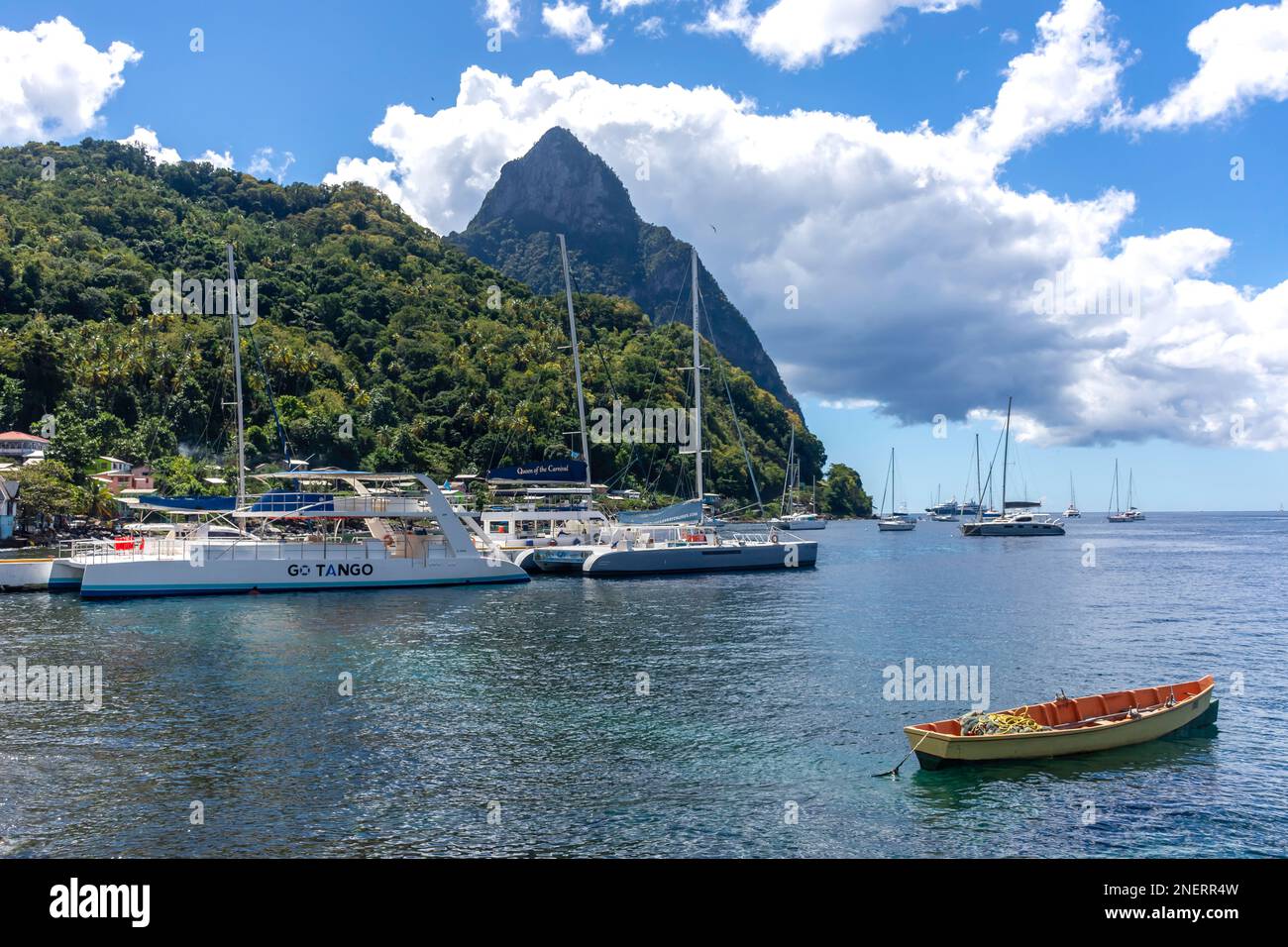 Vista dei Pitons dalla città di Soufrière, quartiere Soufrière, Santa Lucia, piccole Antille, Caraibi Foto Stock