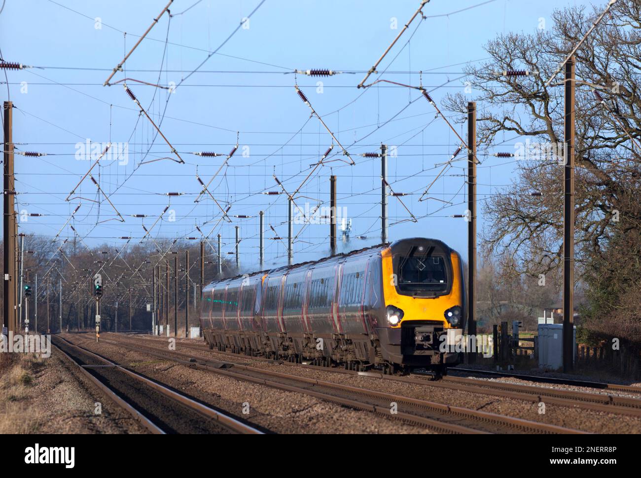 Arriva Crosscountry treni classe 221 diesel voyager treno 221141 + classe 220 220012 sulla linea principale elettrificata della costa orientale a Thirsk Foto Stock
