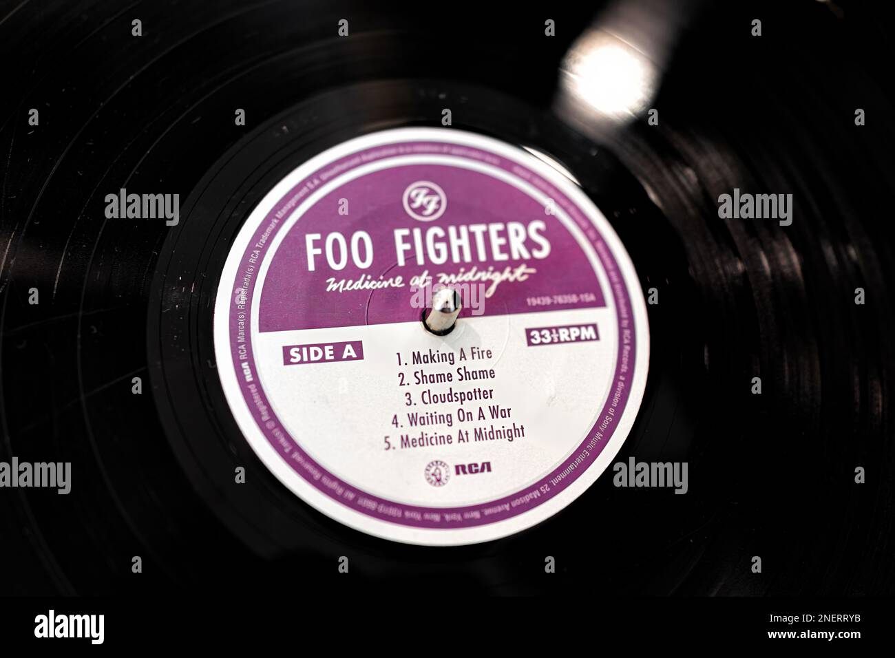 Fort Myers, USA - 28 gennaio 2022: Foo Fighters vinil record sul giocatore che gioca rock music for Medicine a Midnight album macro closeup flat top Lay v Foto Stock