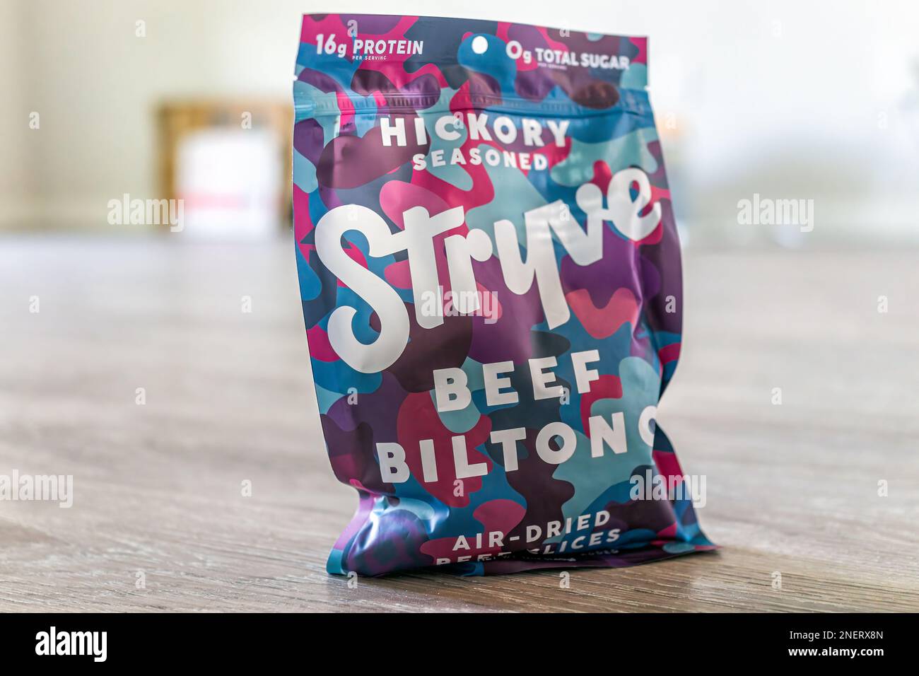 Napoli, USA - 27 maggio 2022: Confezione di carne di manzo biltong essiccata all'aria a scatti con stagionatura di hickory del marchio Stryve acquistato a Costco Foto Stock