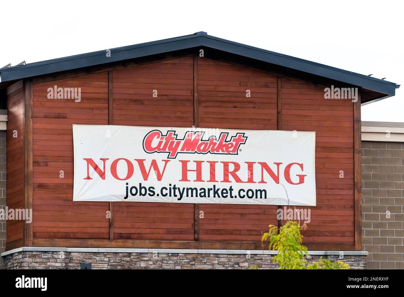 Carbondale, Stati Uniti - 29 settembre 2022: Segno per il mercato cittadino che ora assume al commercio del deposito della drogheria di Kroger in Roaring Fork Valley in Colorado Foto Stock