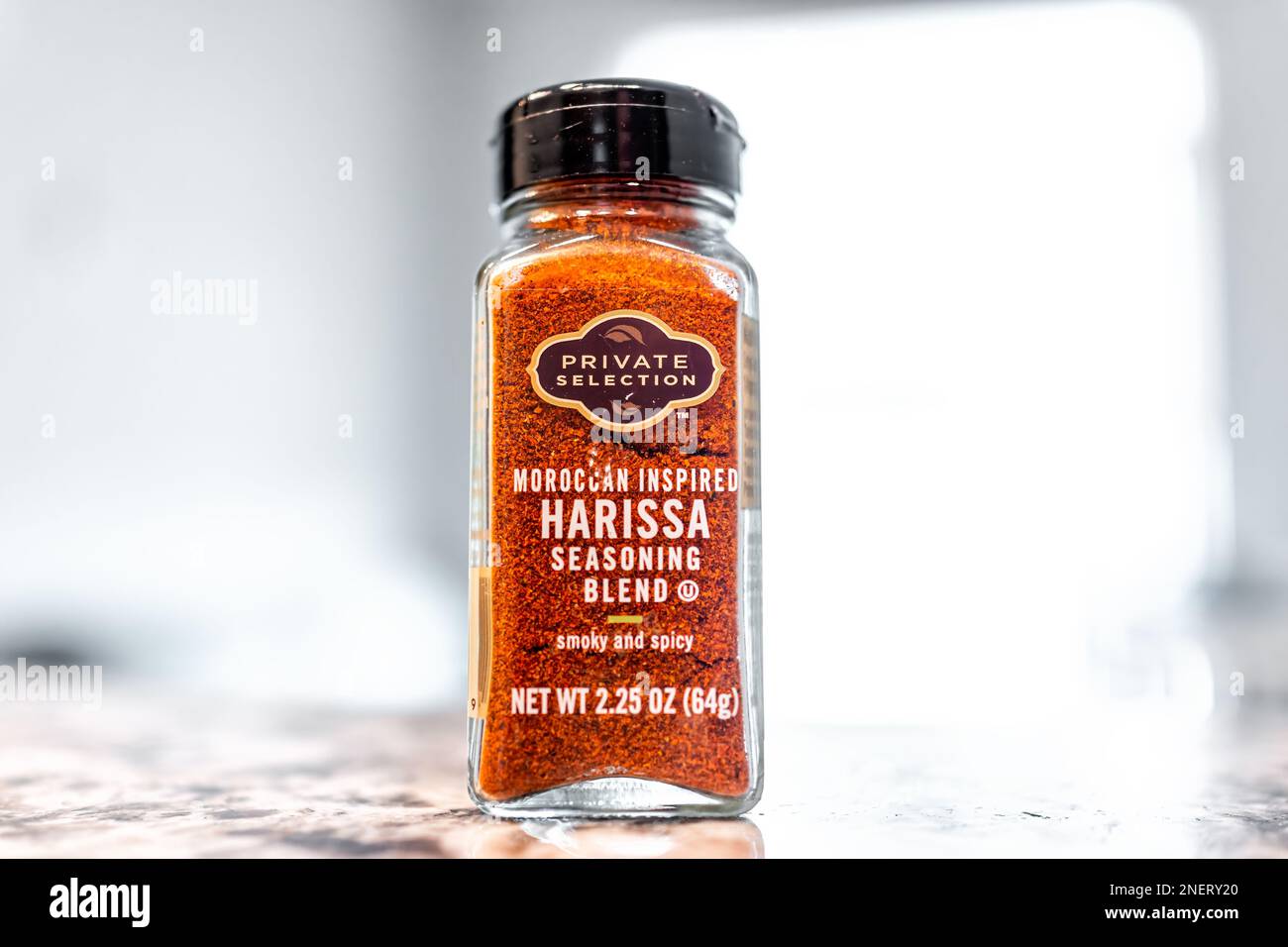 Avon, USA - 18 giugno 2022: Macro closeup del marchio Private Selection di Harissa Seasoning Marocchino Blend Spice Glass Bottle by Kroger Foto Stock