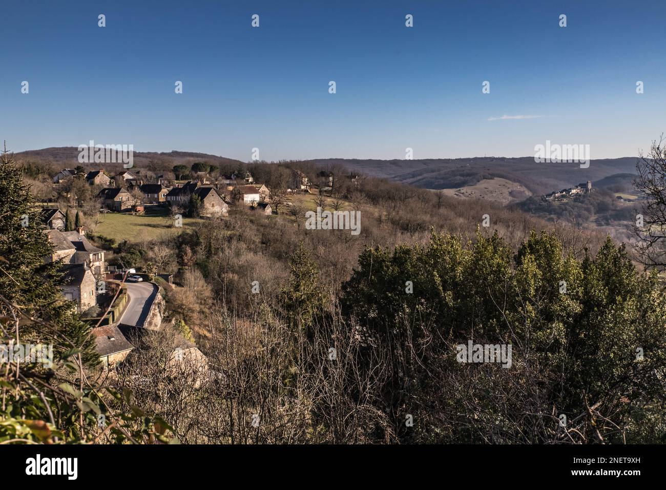 Vue du village, de Chasteaux et de la montagne pelée Foto Stock