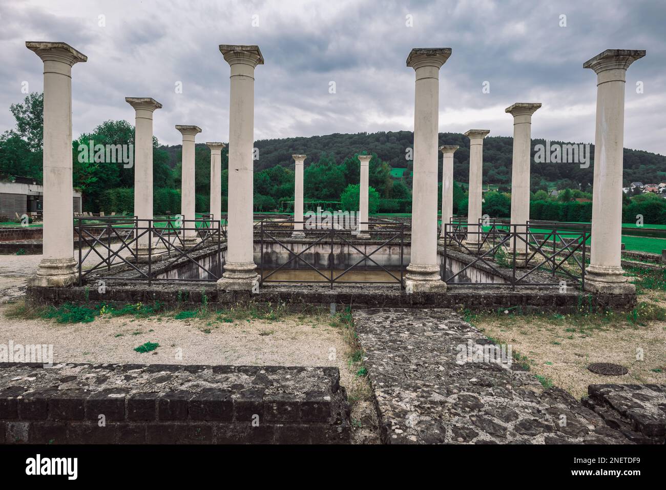 rovine con vecchio pilastro. Rovina di origine romana. resti di civiltà antica Foto Stock