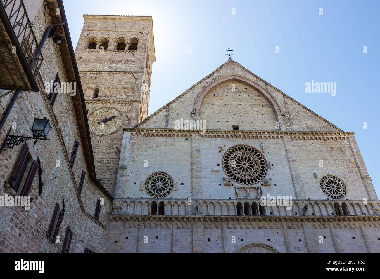 Vista dal basso dell'imponente Cattedrale di San Rufino ad Assisi Foto Stock