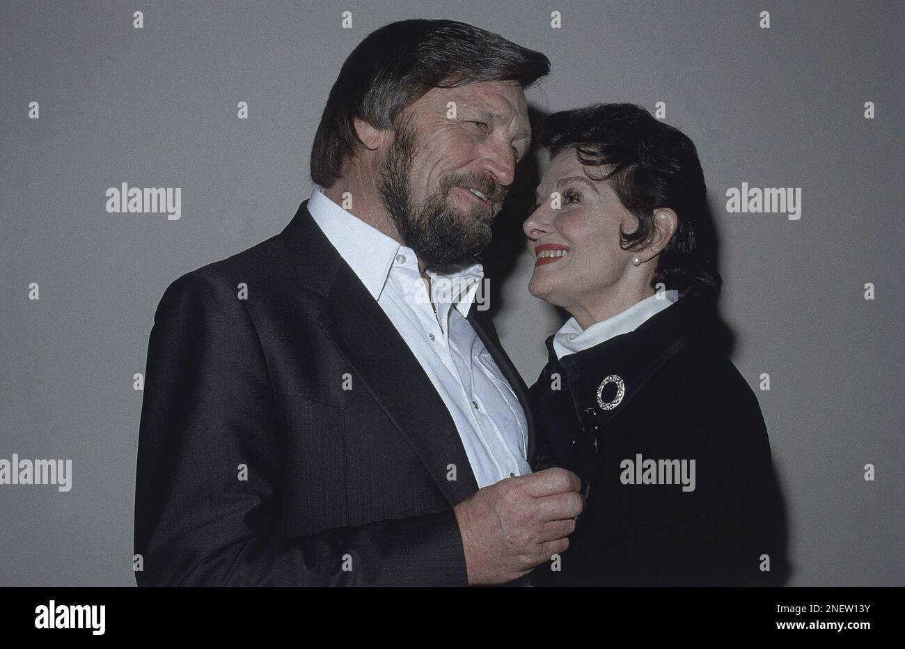 Actress Jane Russell and her husband John Peoples are shown, Dec. 6, 1983. (AP Photo) Foto Stock