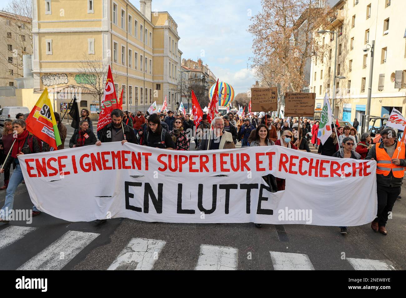 Marsiglia, Francia, 16/02/2023, Marsiglia, Francia. 16th Feb, 2023. Professori universitari sulla marcia sciopero a Marsiglia durante la manifestazione. I sindacati francesi hanno chiesto un quinto giorno di azione contro la riforma pensionistica del governo francese che aumenterebbe l'età pensionabile da 62 a 64 anni. La polizia stima, per questo 5th° giorno, il numero di manifestanti che sfilano per le strade di Marsiglia a 7.000 e i sindacati a 90.000. Il Ministero degli interni ha riferito 440.000 manifestanti per le strade della Francia, mentre i sindacati hanno chiesto più di 1,3 milioni di dollari. Credit: SOPA Images Limited/Alamy Live News Foto Stock