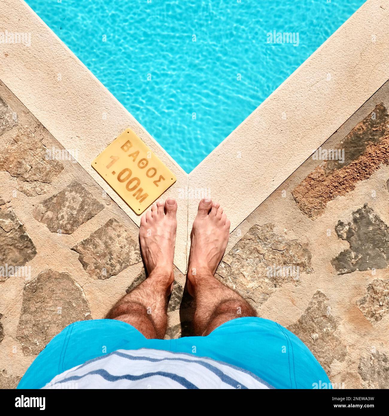 Feet in a pool immagini e fotografie stock ad alta risoluzione - Alamy
