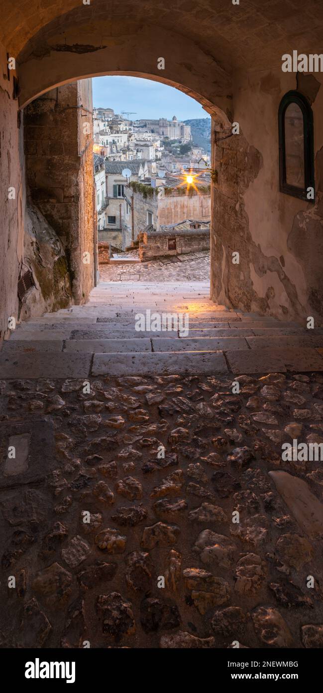Matera - la città e la porta al crepuscolo. Foto Stock