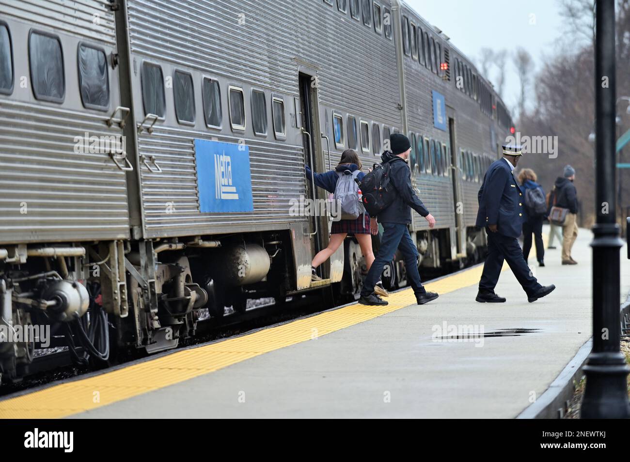 Winfield, Illinois, Stati Uniti. Conduttore che esce di fronte ai passeggeri che sbarcano un treno pendolare Metra nella periferia occidentale di Chicago. Foto Stock