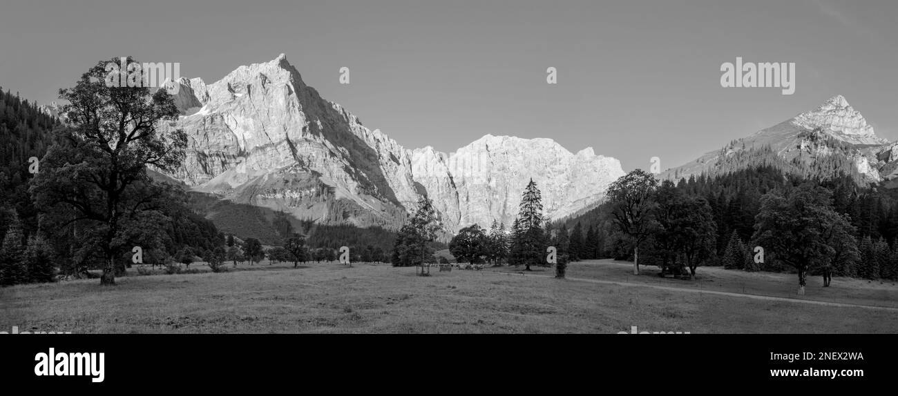 Il panorama mattutino delle pareti nord dei monti Karwendel - pareti di Spritzkar spitze e Grubenkar spitze da Enger alto - Grosser Ahornboden muro Foto Stock