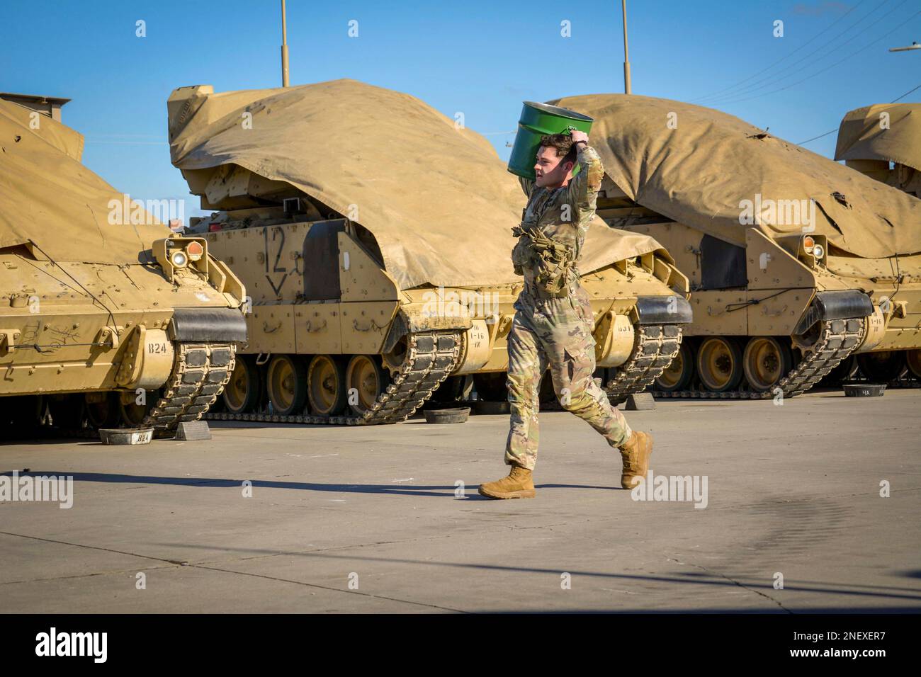 Fort Riley, Kansas, Stati Uniti. 9th Feb, 2023. I soldati di stanza a Fort Riley si sono Uniti in squadre di due persone per competere nel concorso Best Sapper 2023. I soldati si preparano per la competizione passando da sfide molto intense, a compiti mentali, e di nuovo a eventi fisici. Sei soldati si sono allenati a Fort Riley, febbraio. 9, 2023. Credito: USA Army/ZUMA Press Wire Service/ZUMAPRESS.com/Alamy Notizie dal vivo Foto Stock