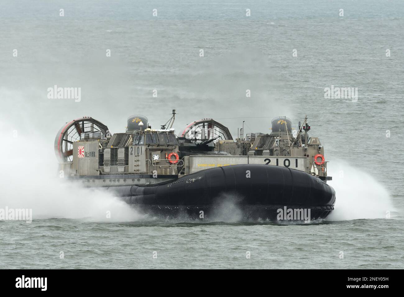 Prefettura di Shizuoka, Giappone - 07 luglio 2018: La forza marittima giapponese di autodifesa LCAC-1 veicolo a cuscino d'aria conduce un esercizio di atterraggio anfibio. Foto Stock