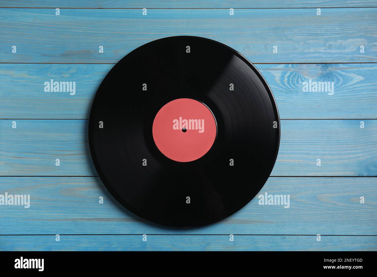 Disco in vinile vintage su sfondo di legno blu, vista dall'alto Foto Stock