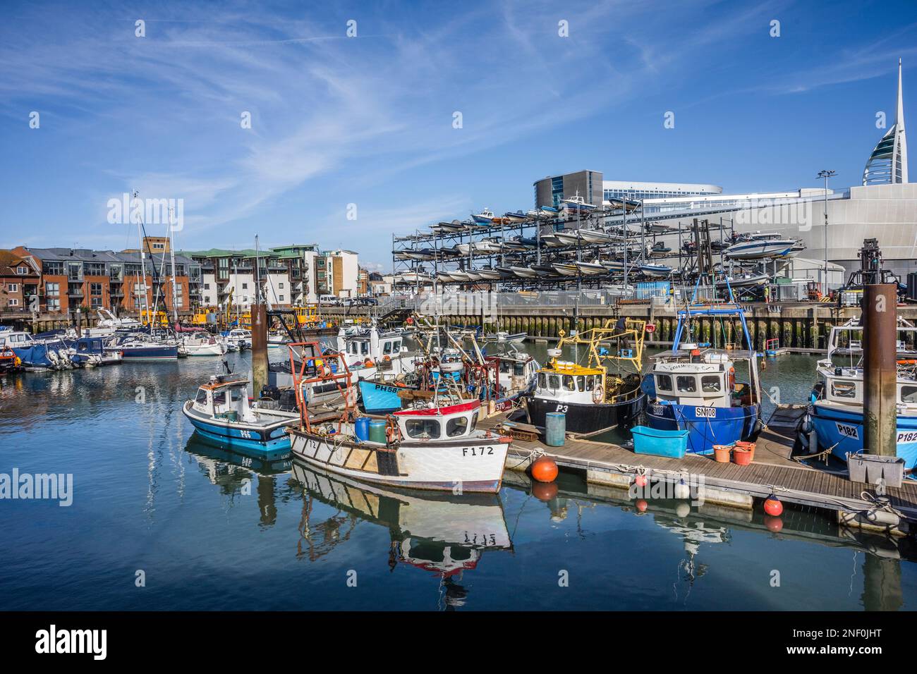 Pescherecci da traino a Camber Quay, Old Portsmouth, Hampshire, Inghilterra sudorientale Foto Stock