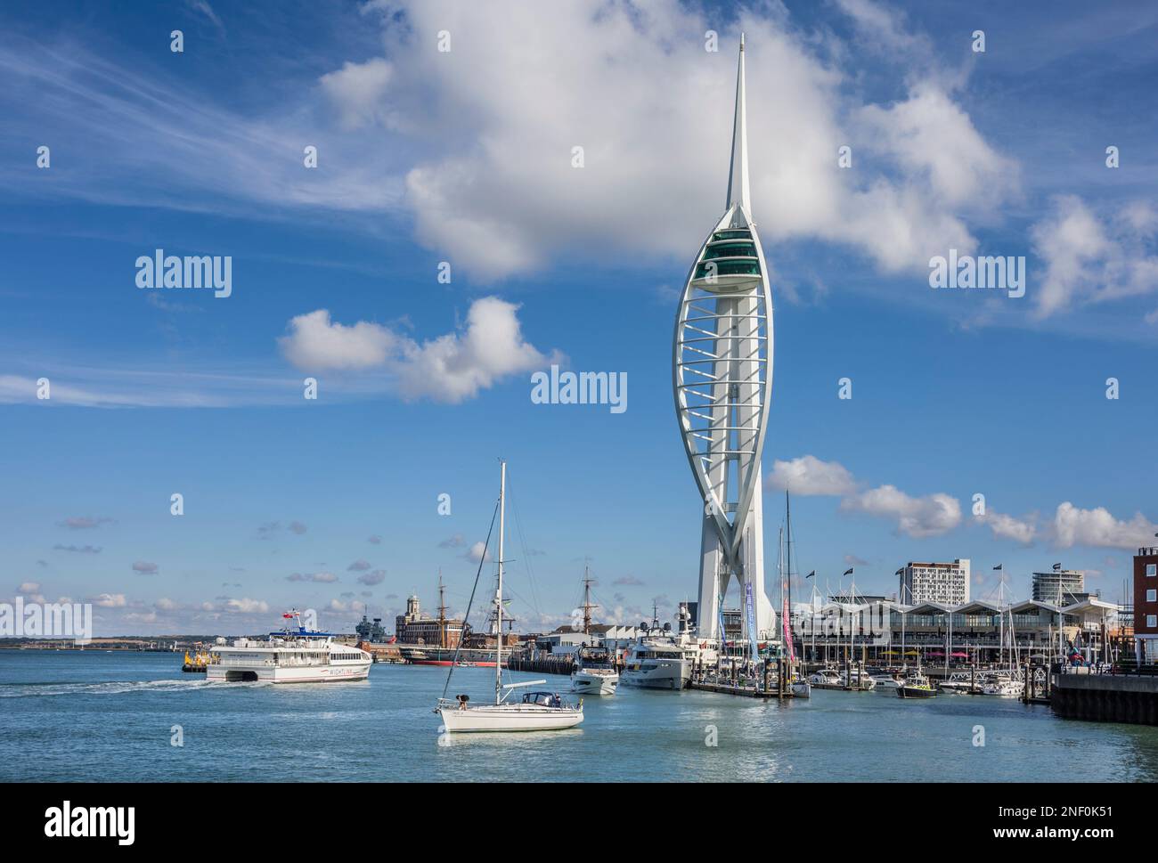 Spinnaker Tower nel porto di Portsmouth, la torre rappresenta le vele che ondeggia nel vento, Hampshire, Inghilterra sudorientale Foto Stock