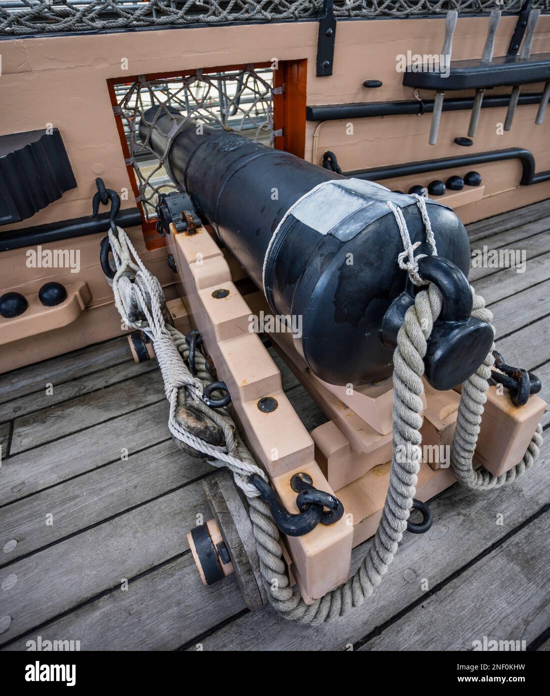 12-poounder pistola su forcastle della nave museo HMS Victory, Portsmouth Historic Dockyard, Hampshire, Inghilterra sudorientale Foto Stock