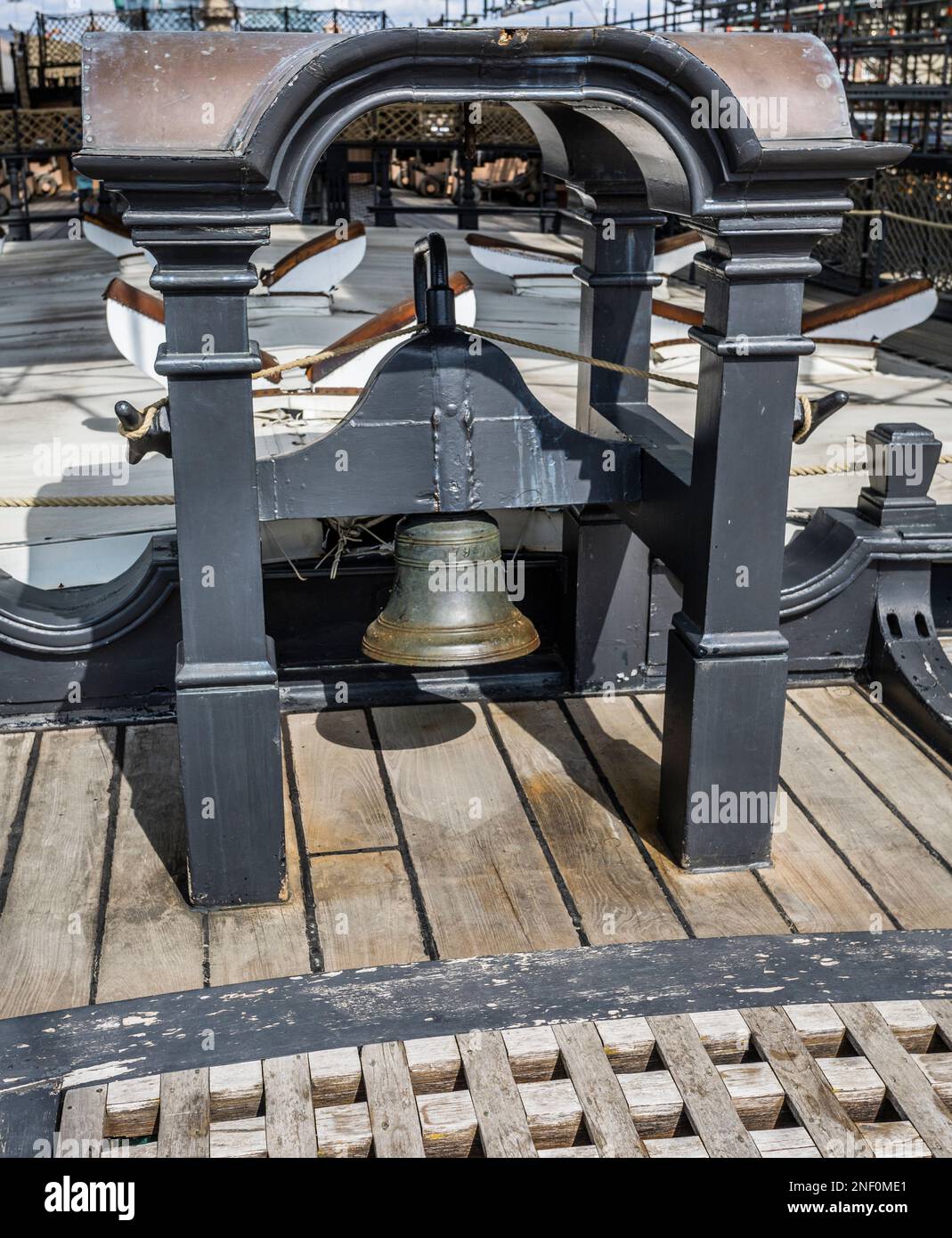 Campana della nave museo HMS Victory, Portsmouth Historic Dockyard, Hampshire, Inghilterra sudorientale Foto Stock