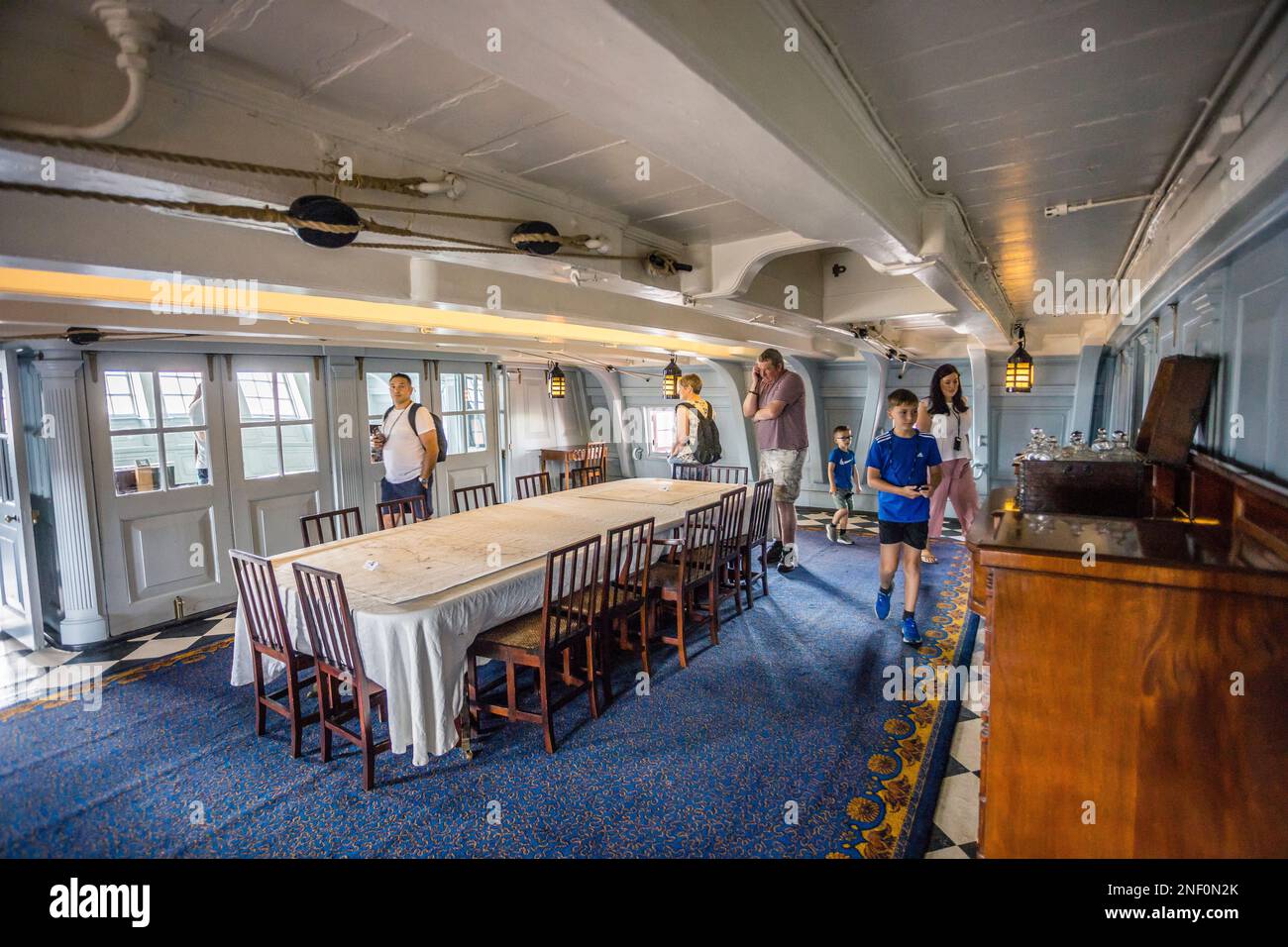 L'Admiral's Dining Cabin presso la nave museo HMS Victory, Portsmouth Historic Dockyard, Hampshire, Inghilterra sudorientale Foto Stock