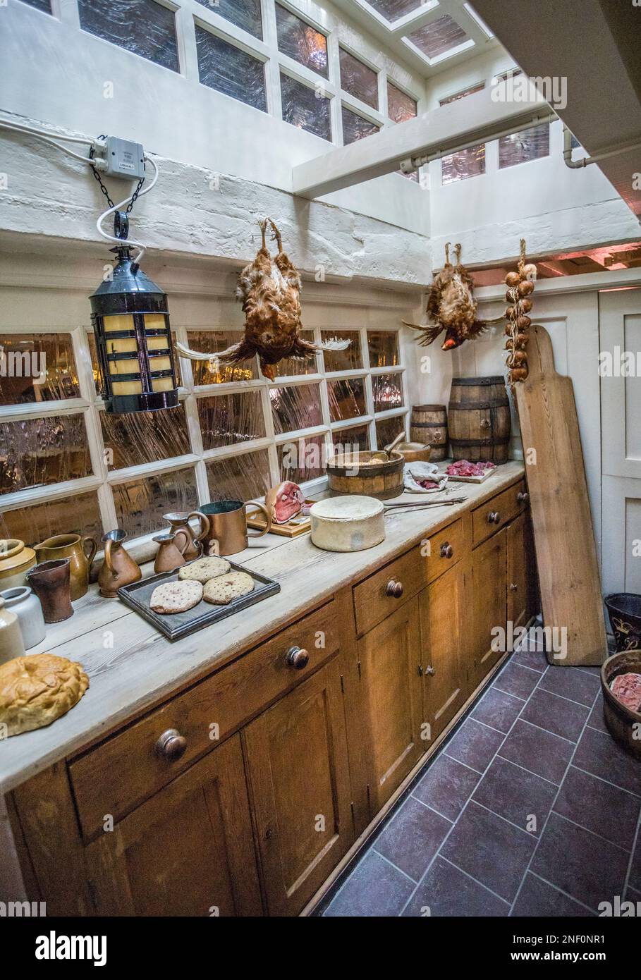 Galley Pantry sulla piattaforma di pistola di mezzo della vittoria di HMS, nave museo a Portsmouth Historic Dockyard, Hampshire, Inghilterra sudorientale Foto Stock